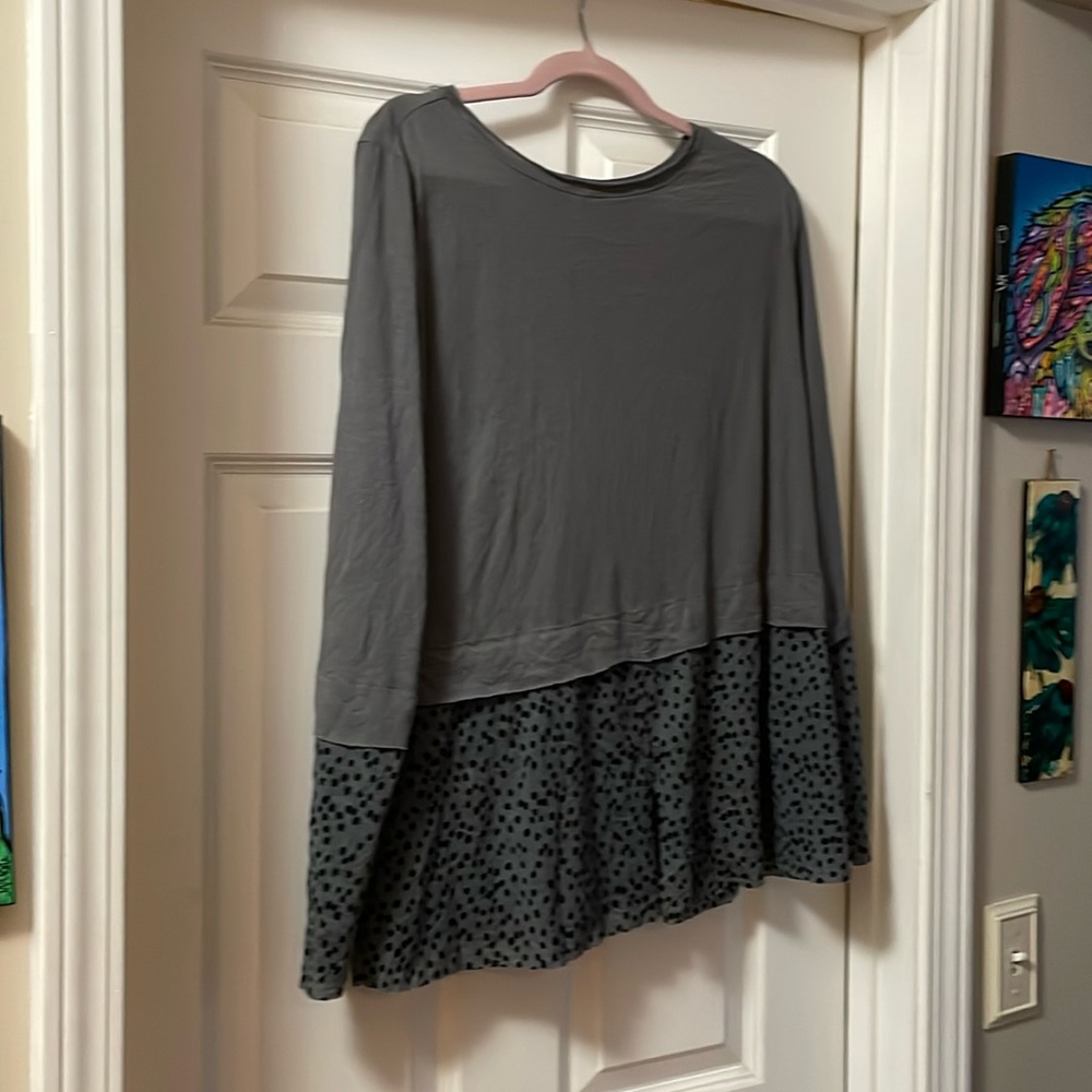 Chalet gray and black poka dot top
